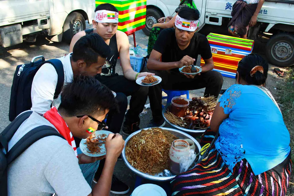 Hàng ngàn cổ động viên ùn ùn kéo về sân Thuwanna ảnh 9 Hàng ngàn cổ động viên ùn ùn kéo về sân Thuwanna ảnh 9